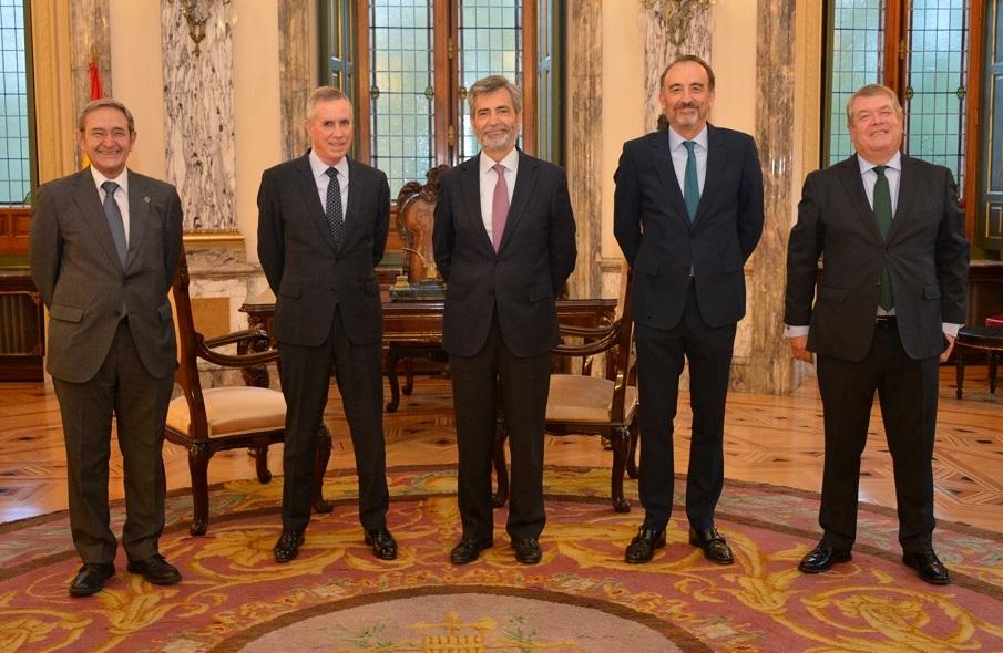 MM. Molins et Lesmes entourés des présidents de la chambre pénale, de la chambre civile et de la chambre du contentieux administratif du Tribunal suprême