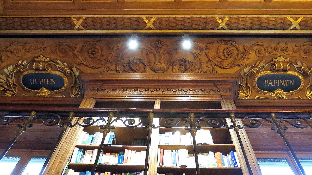 Noms de jurisconsultes au plafond de la bibliothèque Noms de jurisconsultes au plafond de la bibliothèque