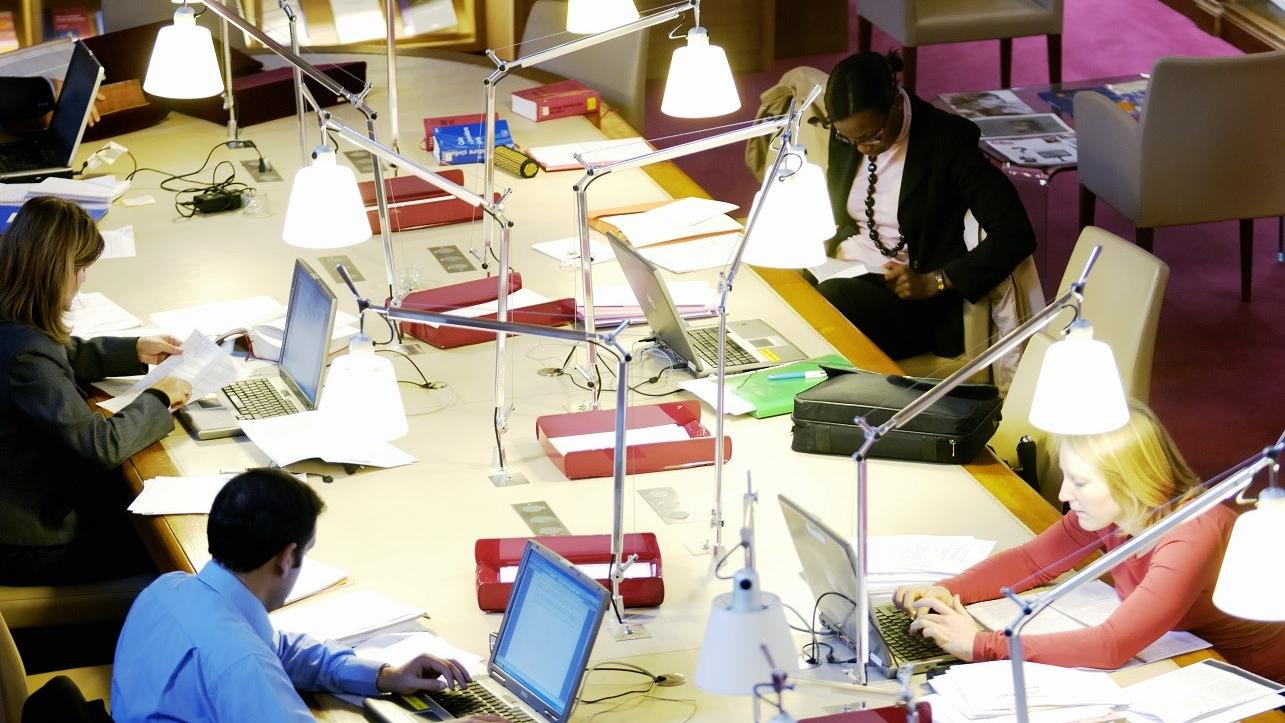 Membres de la Cour au travail à la bibliothèque