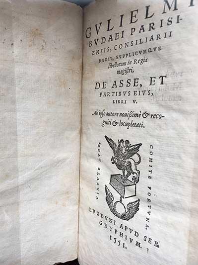 Guilielmus Budaeus, De asse et partibus ejus libri V, accessit Vocum atque locutionum quarumdam subobscuram explanatio per Jod. Badium Ascensium, Lugduni, apud S. Gryphium, 1551. Reliure basane. Ex libris gravé bibliothèque des avocats au Parlement.